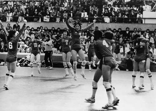 回顾中国女排十次登顶辉煌时刻,夺冠永不言败的女排精神