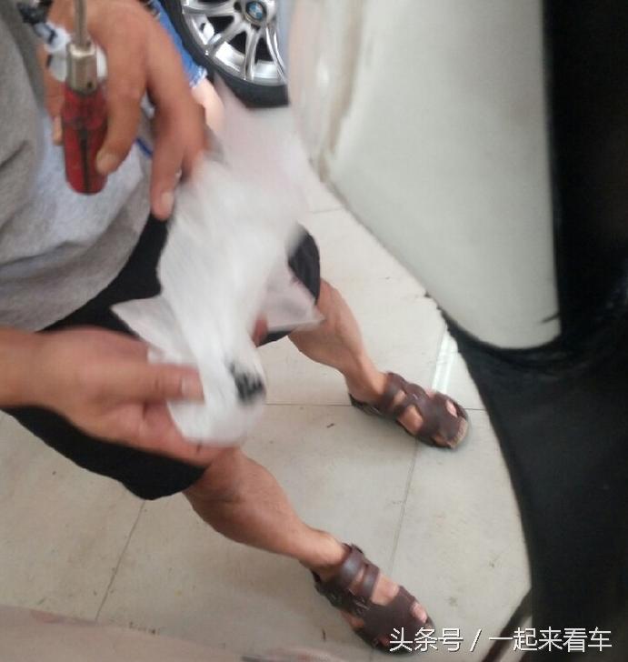 汽车后视镜漆刮了如何修复,车停路边后视镜被刮了怎么办