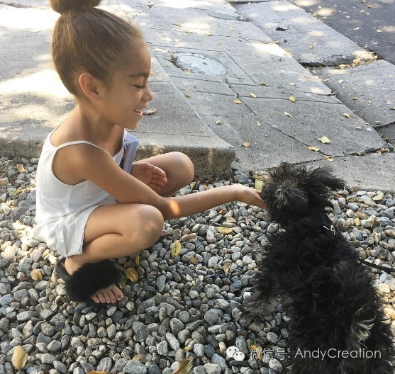 你们平时穿去洗澡的拖鞋，现在可潮了呢～