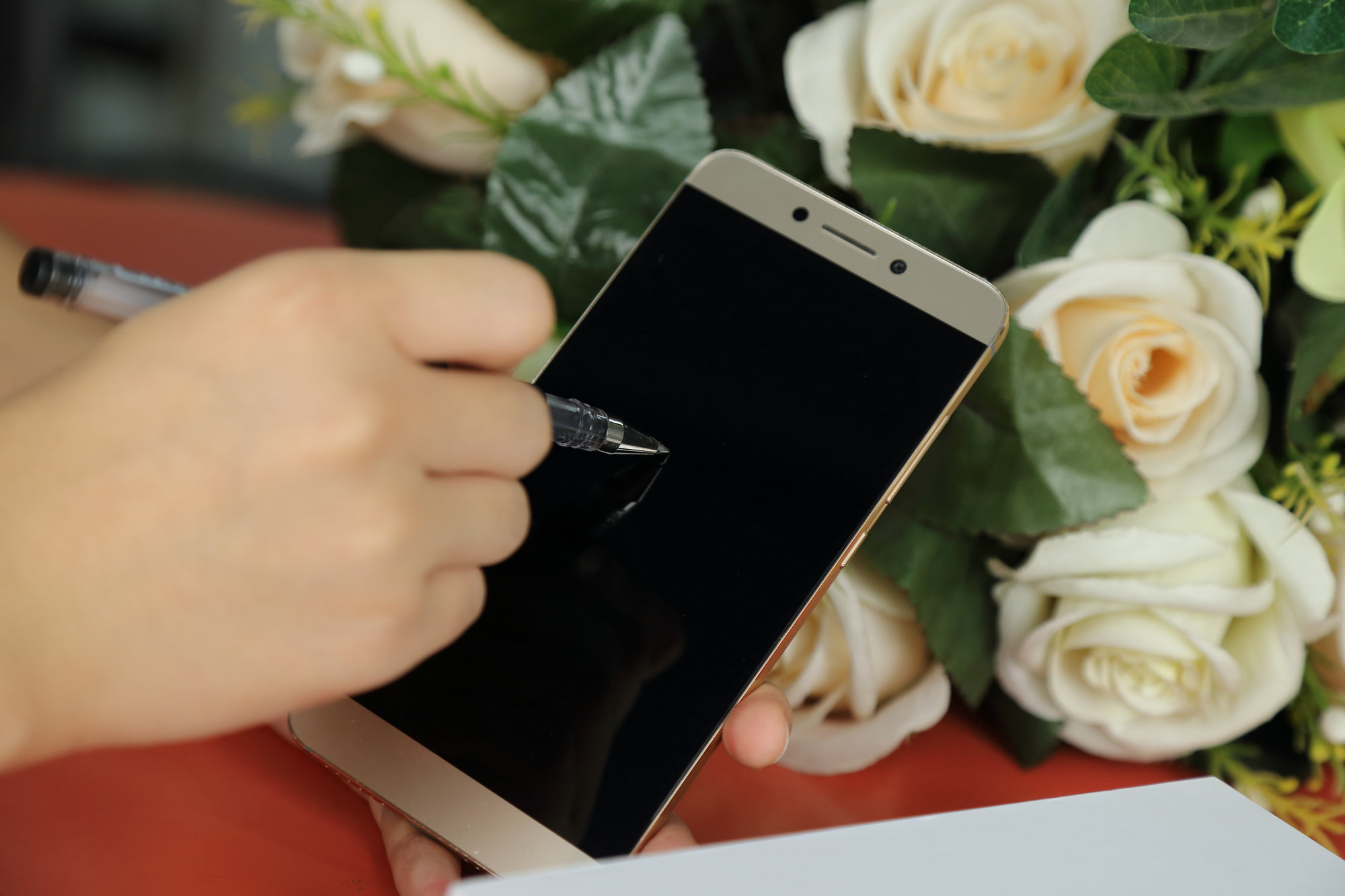 保护脆弱的手机屏幕,跟电子设备说拜拜