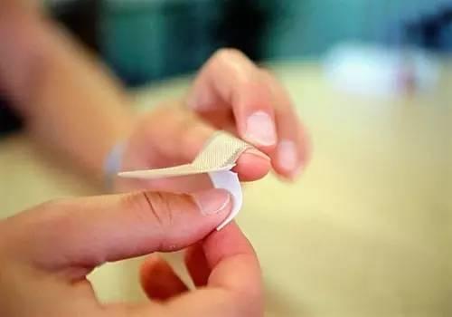 切莫乱用创可贴的危害,创可贴应该怎么贴才正确