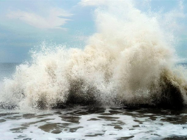 应对台风狮子山,狮子山台风来袭的海面