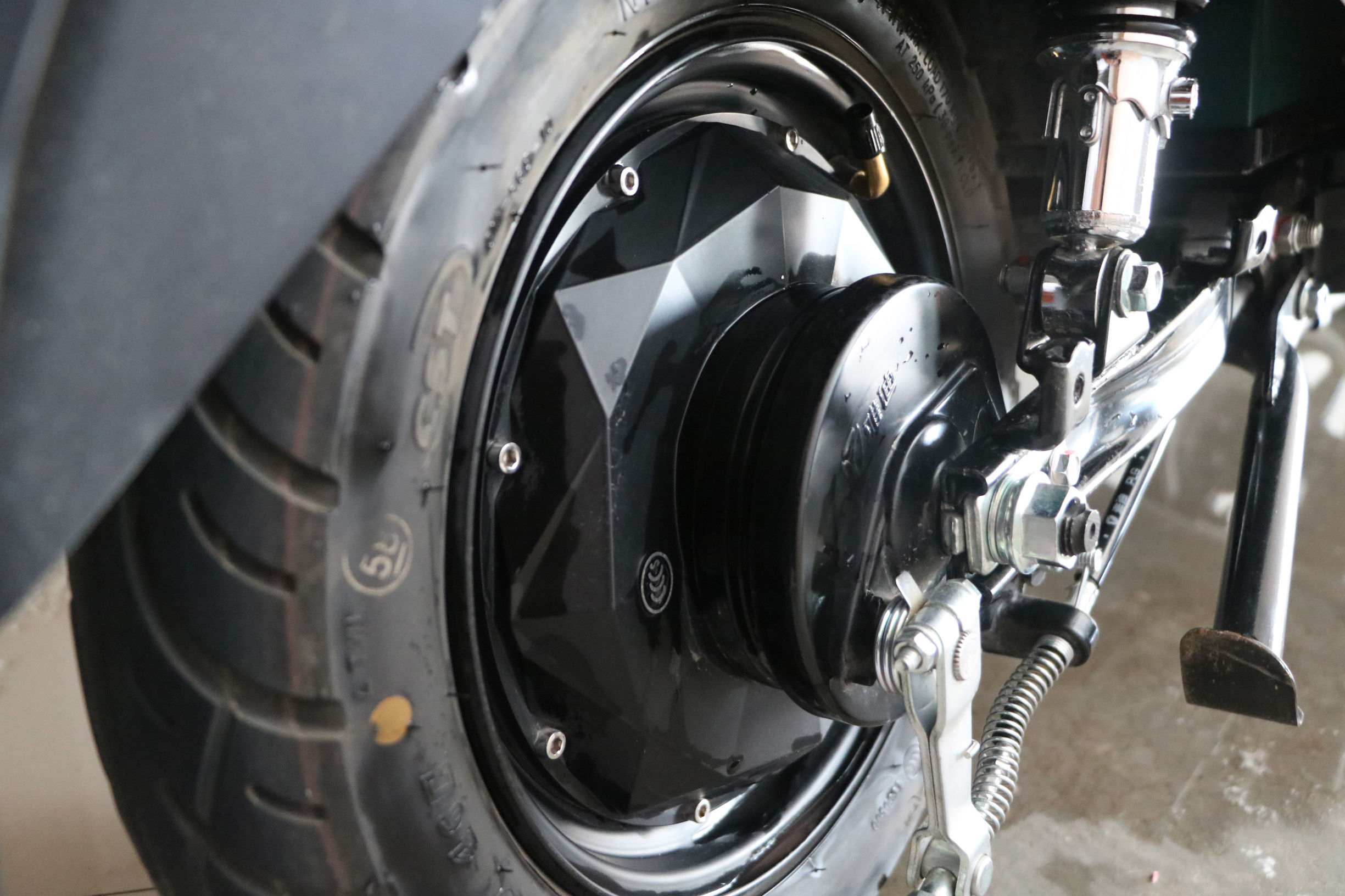 雅迪和小牛哪个更智能,雅迪比小牛更稳定