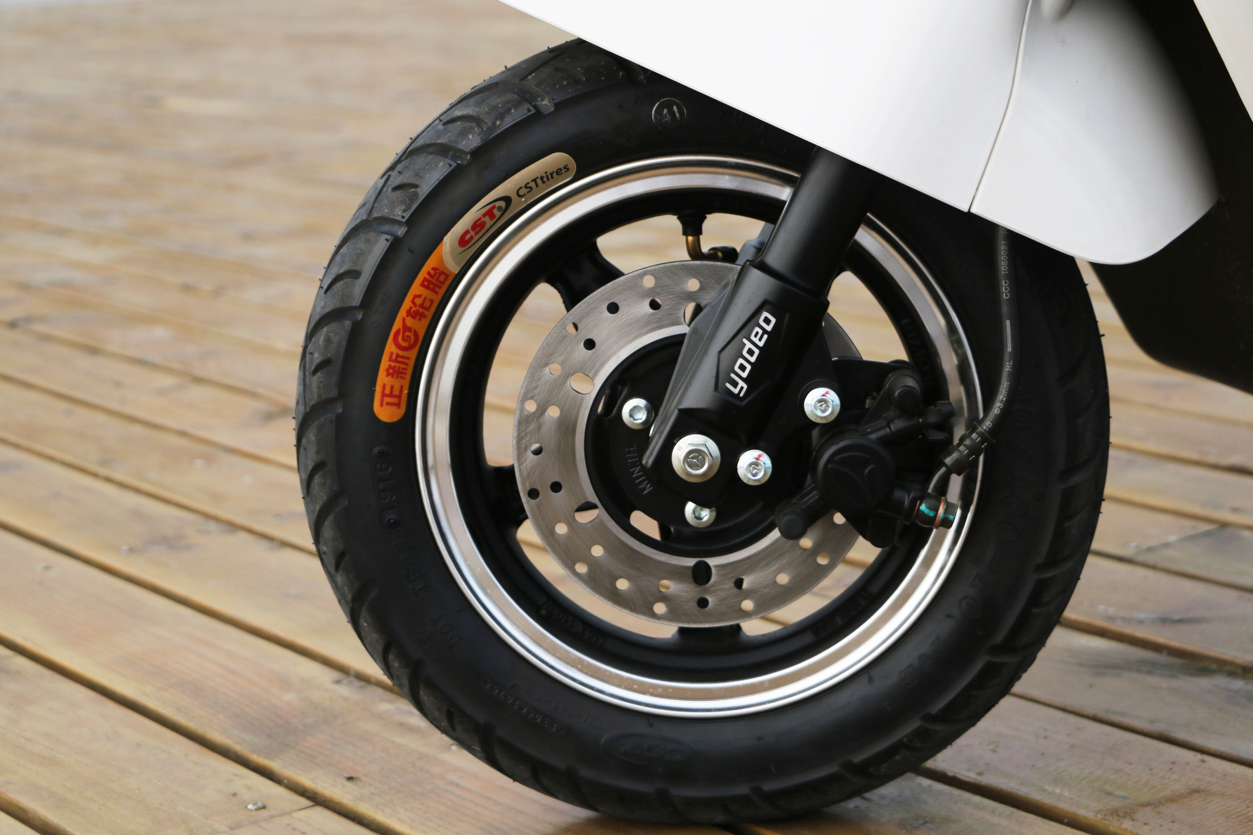 雅迪和小牛哪个更智能,雅迪比小牛更稳定