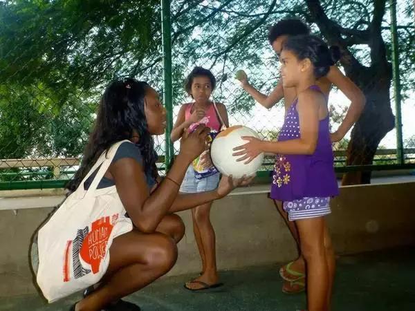 黑人学霸姑娘众筹10万美金为非洲儿童制作发光足球