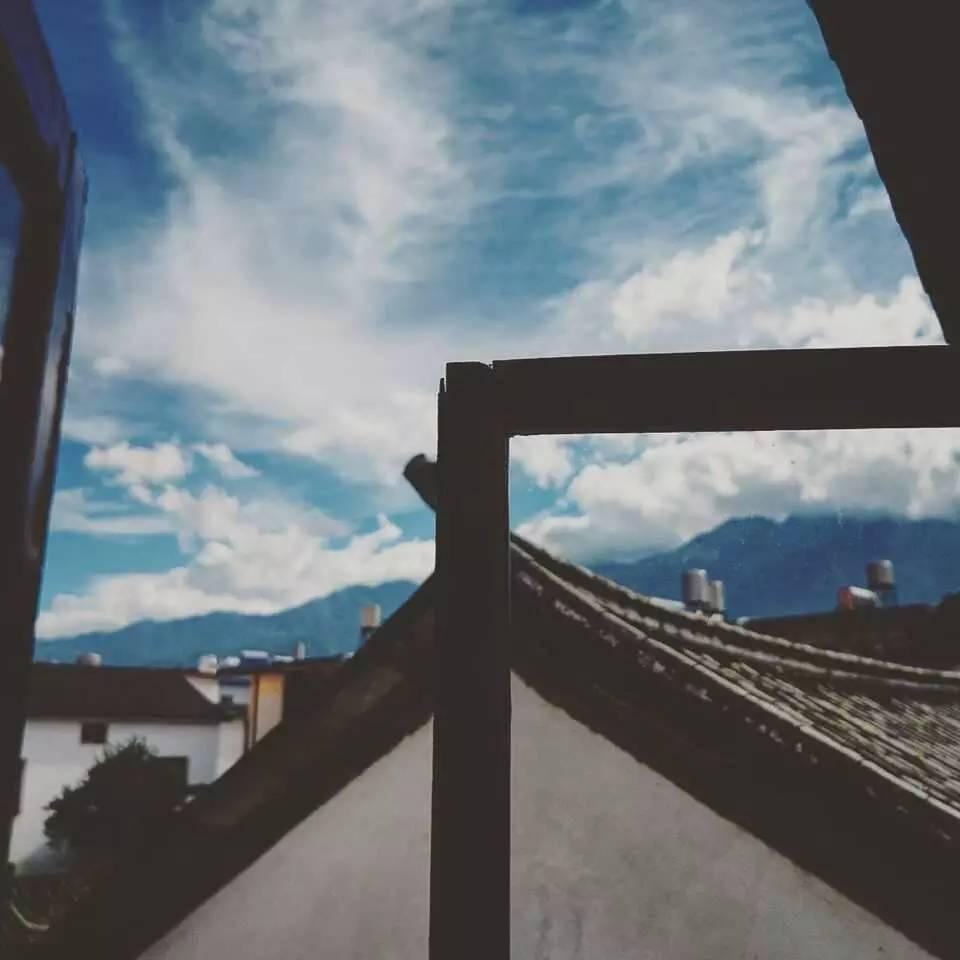 这位帅哥开着民宿却不好好做生意天南海北收藏好物分享给游客