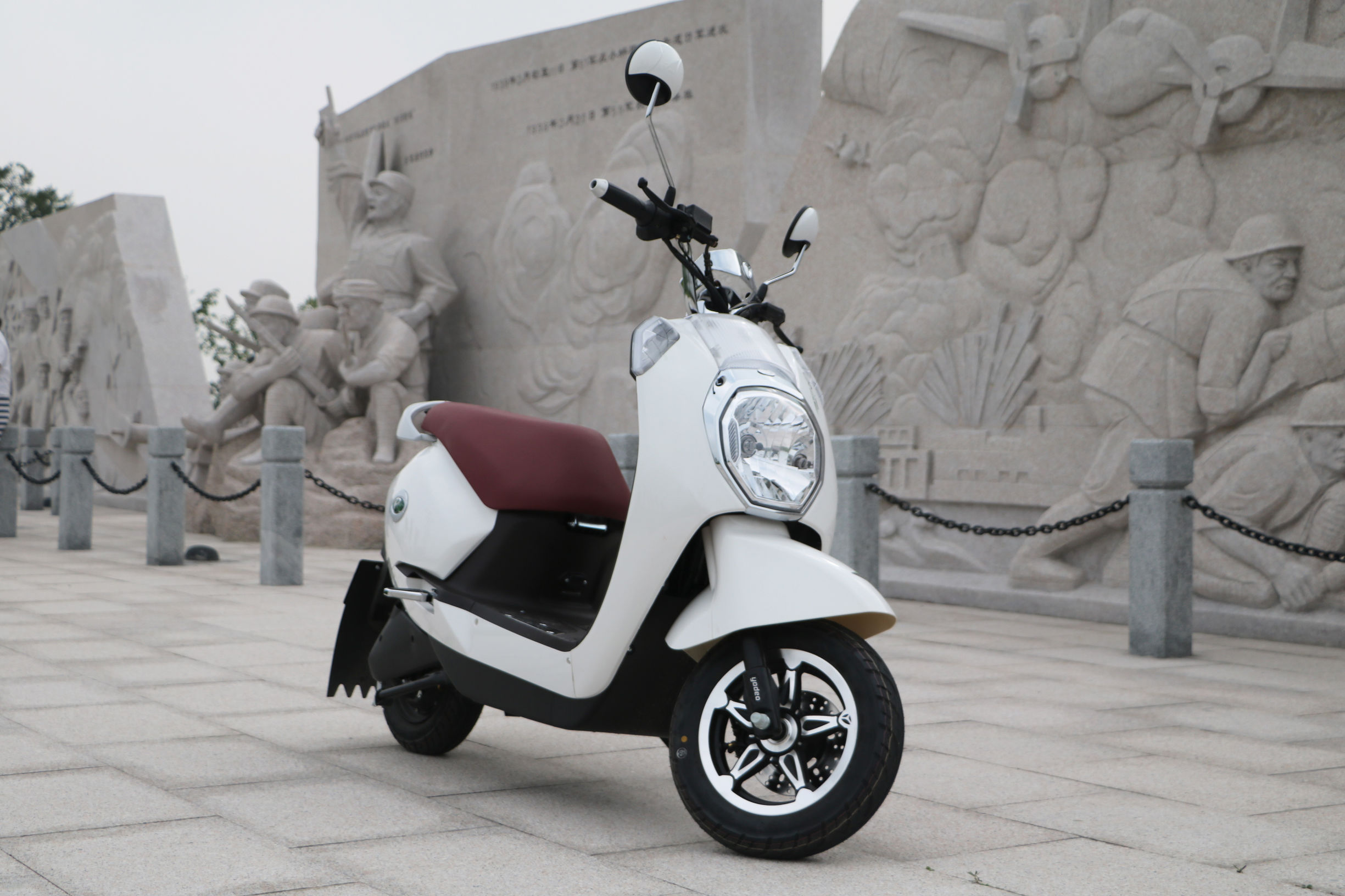 雅迪和小牛哪个更智能,雅迪比小牛更稳定