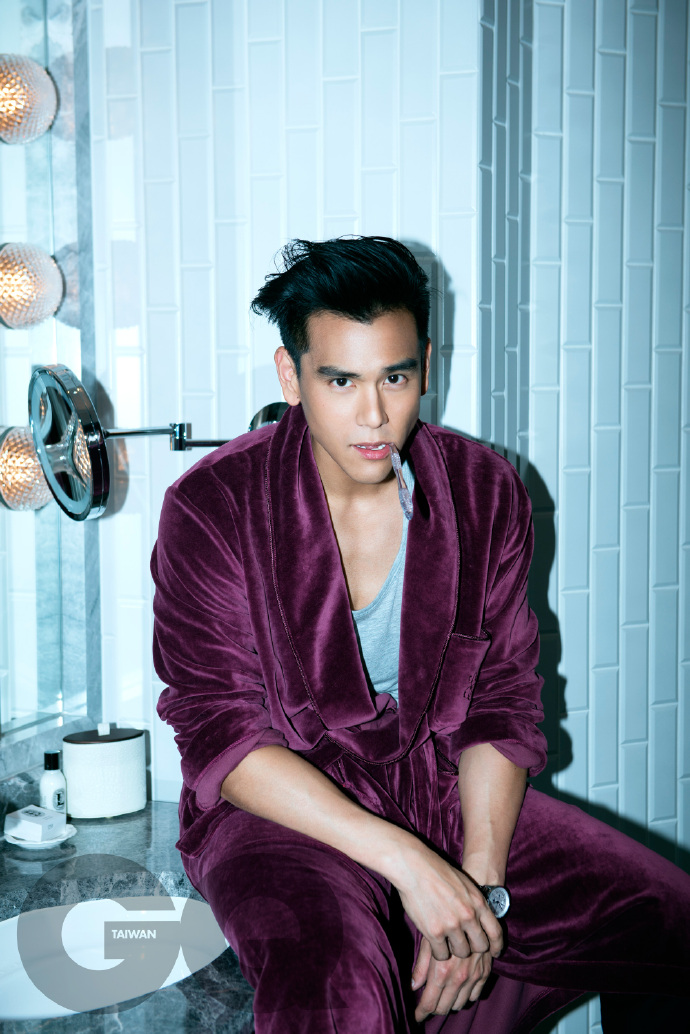 彭于晏骑单车耍帅,彭于晏洗脸刷牙视频