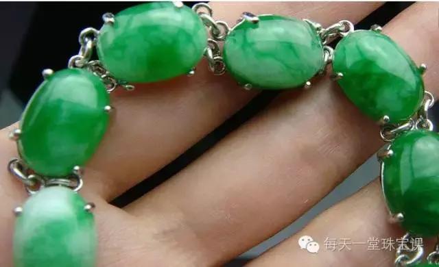 为什么有的玉戴一段时间后变颜色 (玉戴时间长裂纹会没有吗)