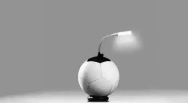 黑人学霸姑娘众筹10万美金为非洲儿童制作发光足球