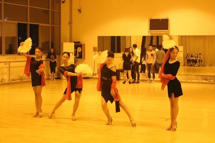 别young,别young跨界潮流艺术展