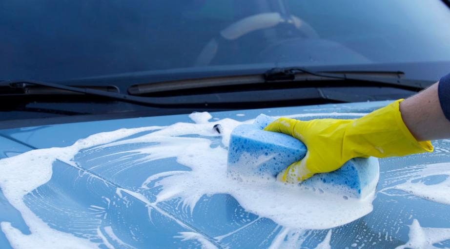 新车开久了，漆面老旧无光泽？别只会打蜡，教你2招，车漆更闪亮