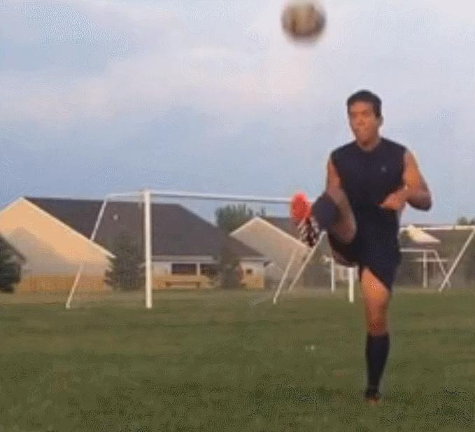 高空球拿球摆脱技巧,背身停高空球的技巧