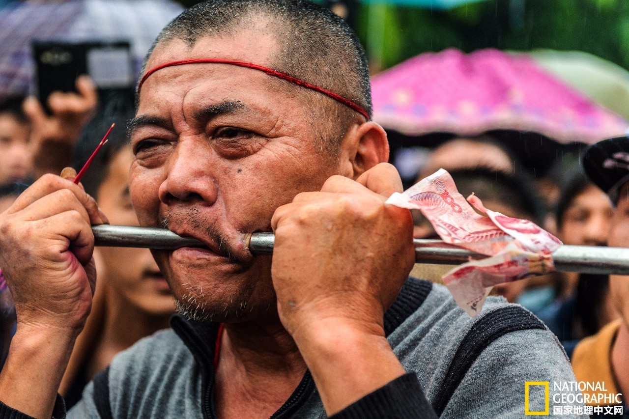 海南祭神灵历史由来,海南风俗穿杖仪式