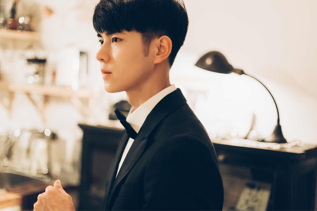 小说：她脑袋嗡嗡的，盯着男神的唇入了迷，不自觉舔了舔自己的