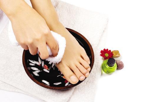 怎么让一双丑脚变好看,如何简单让双脚又白又嫩