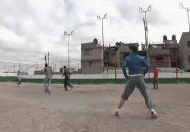 真正的功夫足球！少侠这么好的身手，来踢球真是太可惜啦！