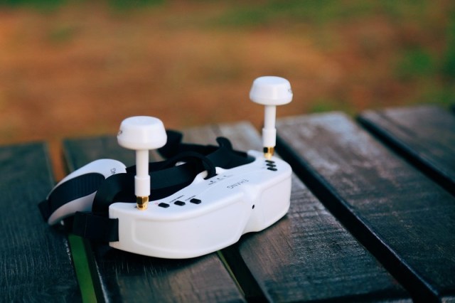 用vr操控无人机,无人机vr模式操控飞行教程