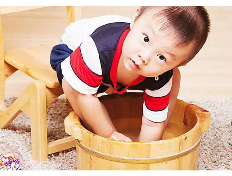 宝宝脚起像水泡一样的皮怎么回事,宝宝脚长满水泡