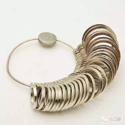 怎么测量手指是戴几号戒指,用皮尺测量手指7.7戴多大号戒指