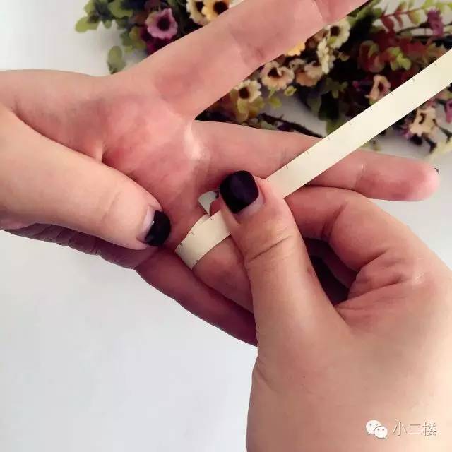 怎样测量手指戴多大戒指,怎样知道自己戴多大圈的戒指