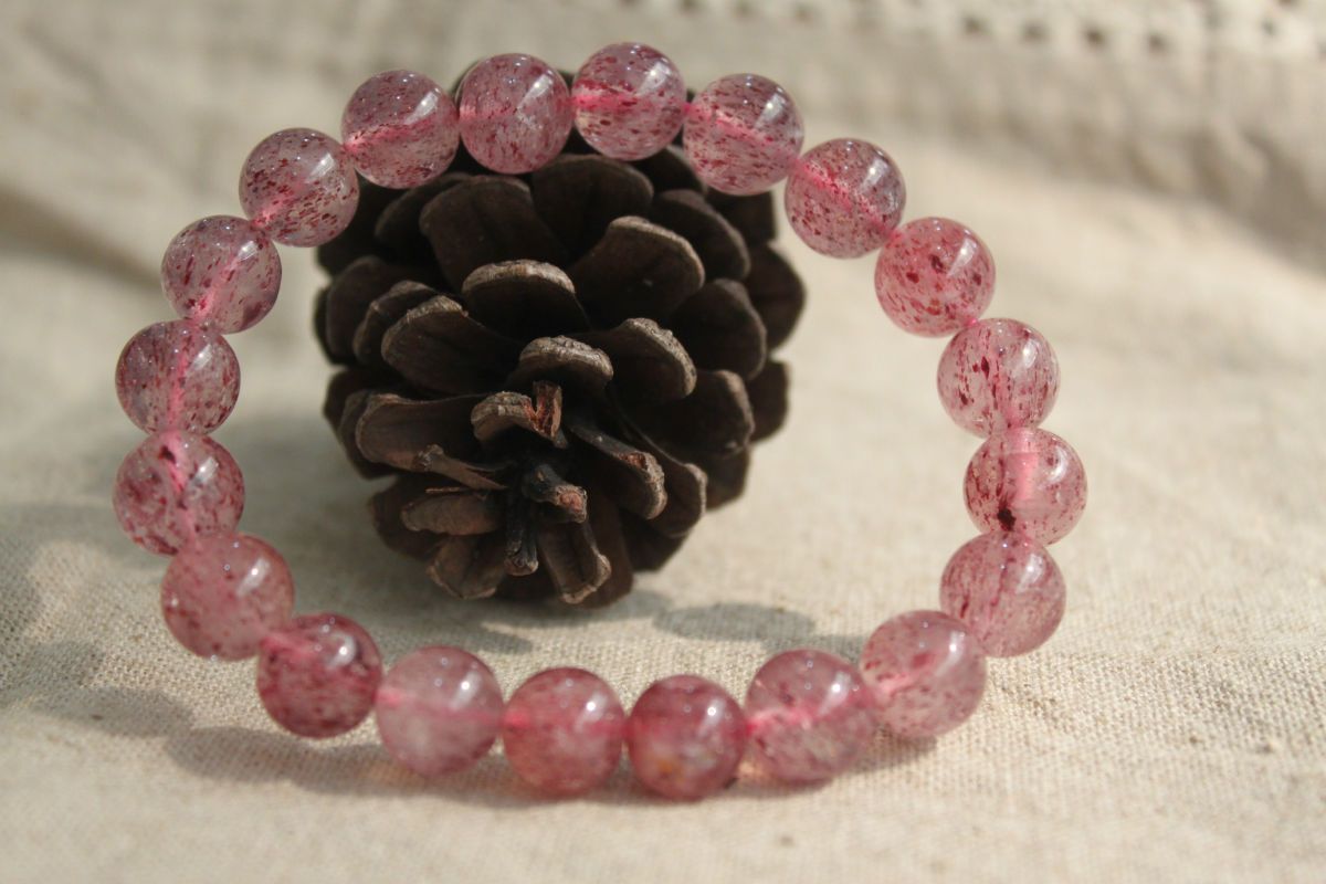 草莓晶手串的功效与作用,草莓晶的功效和寓意