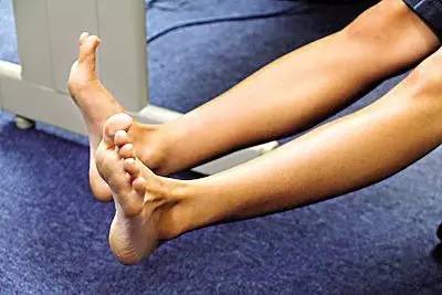 跑步足底筋膜炎后期如何康复训练,足底筋膜炎穿什么鞋跑步