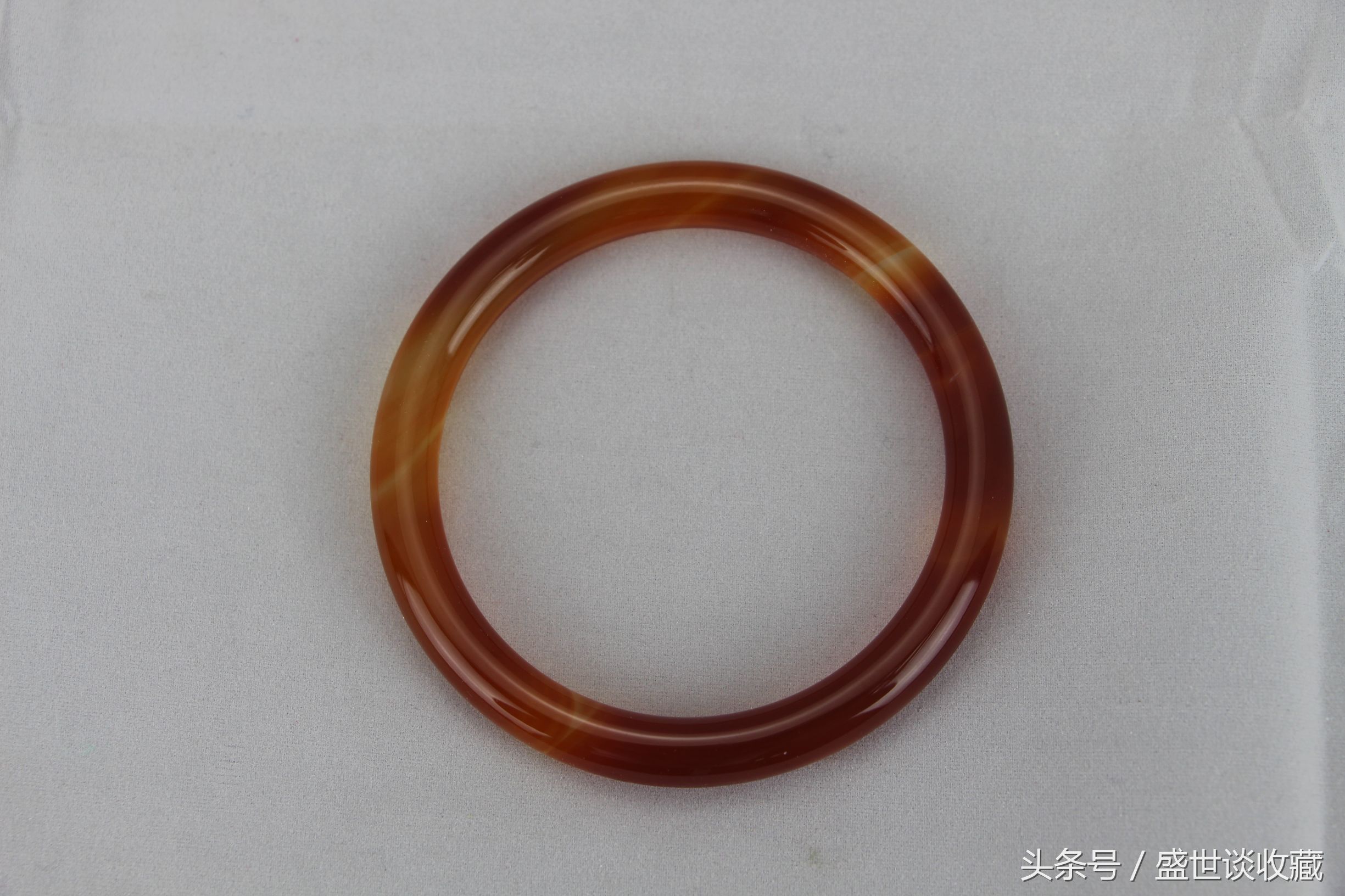 小巧玲珑的玉手镯,小巧精致玉手镯