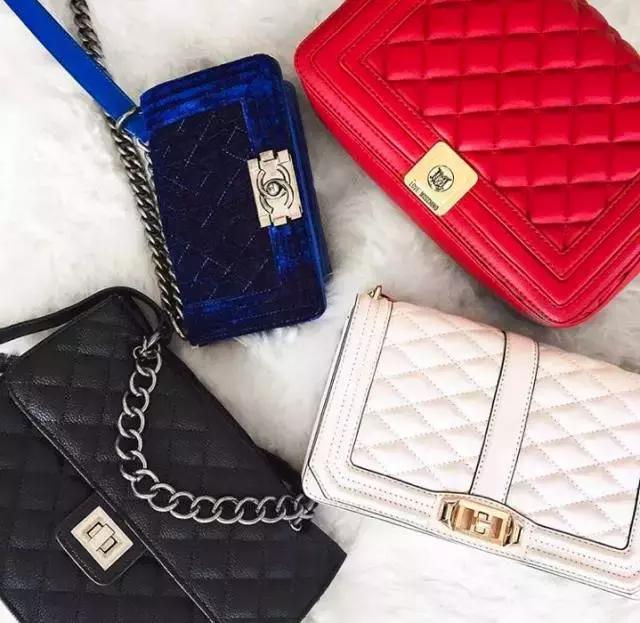 她颜值普通，又矮又穷，但奢侈大牌抢着送她包！