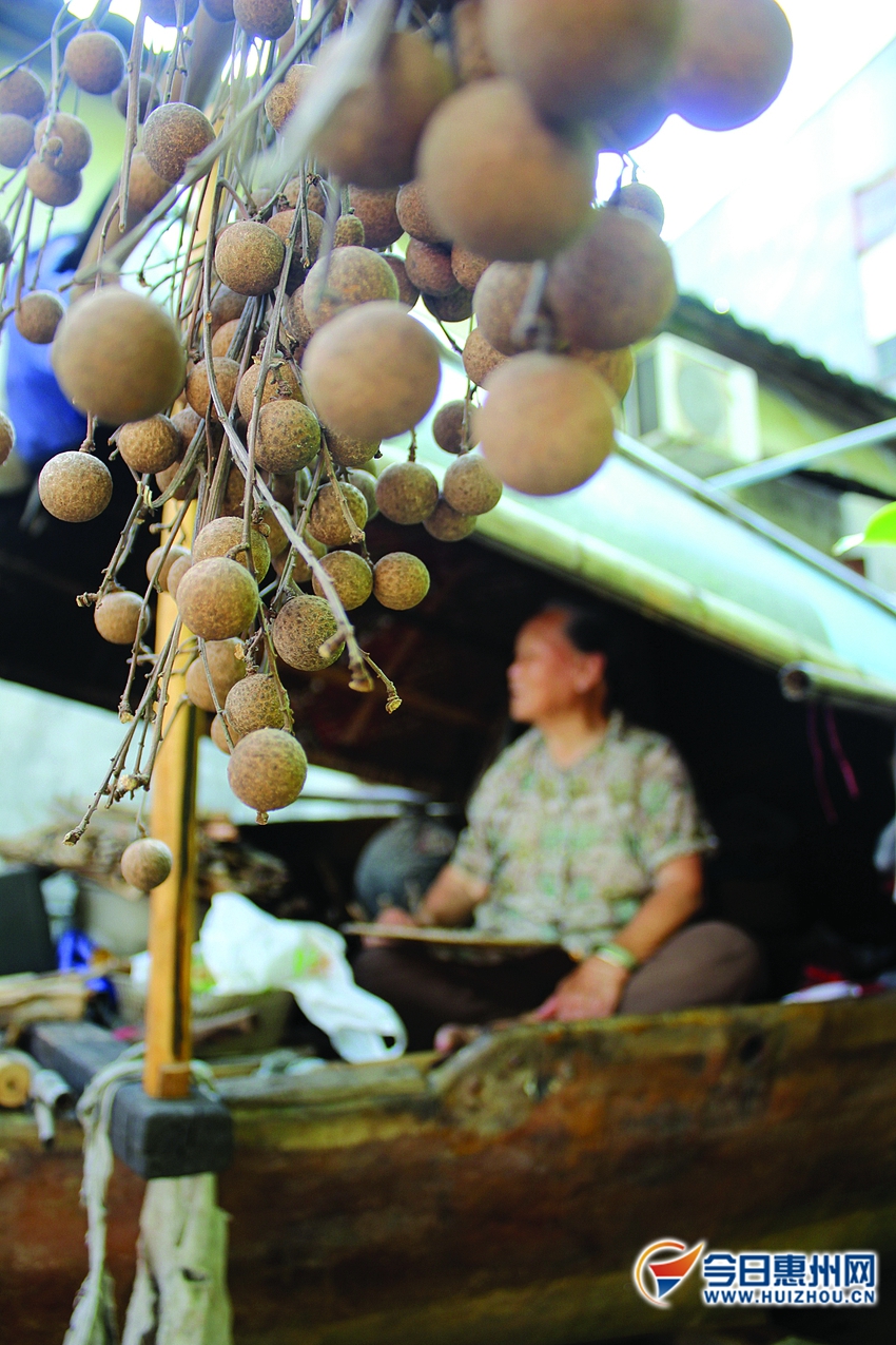 84岁老人与一艘小船的生活天天到船上祈福