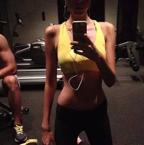 极度恐怖，胆小者慎入！唐嫣教你如何将头放入两腿之间！