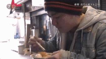 这家在街角开了60年的小摊，只卖一种料理，连个座位都没有，却把大家都暖哭了