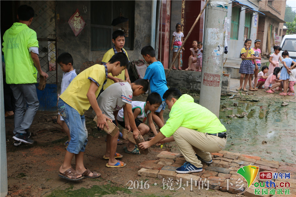 聊城大学学子文化下乡服务国学经典“邮递员”