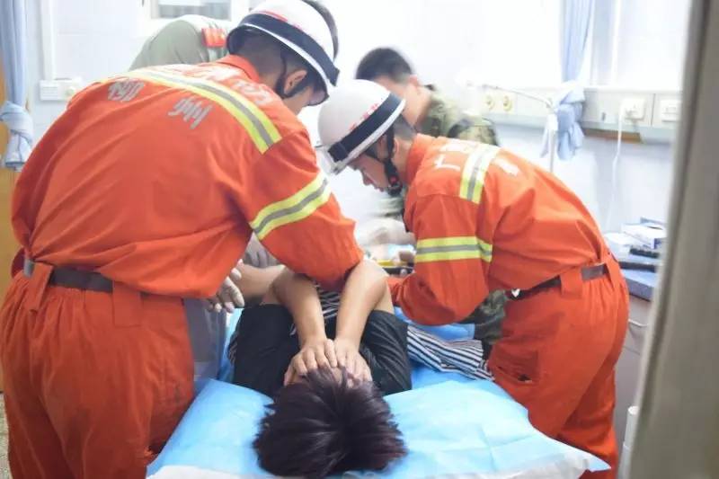 痛18岁阿弟命根被戒指套住2天越来越大取不出了才..