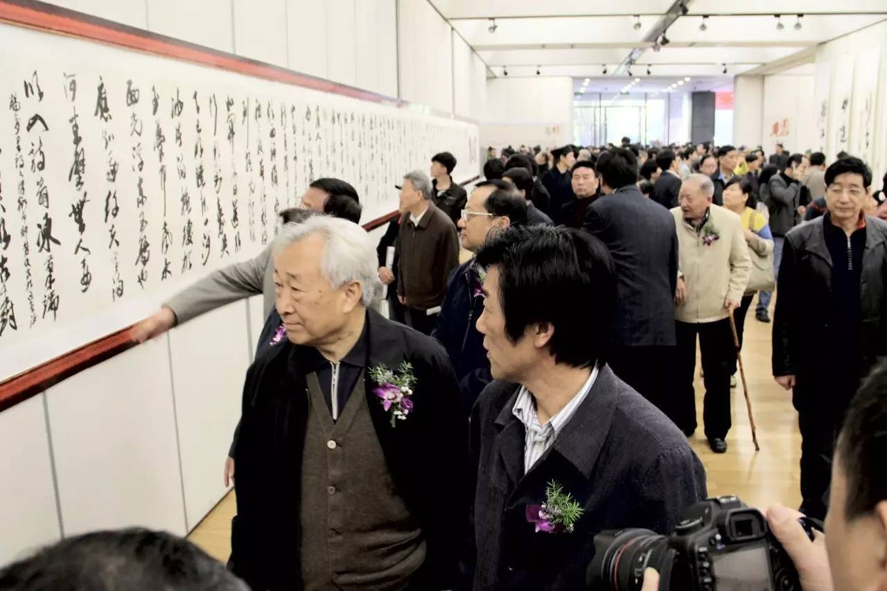 来，瞧瞧清秀俊逸的金蜜蜂奖长啥样