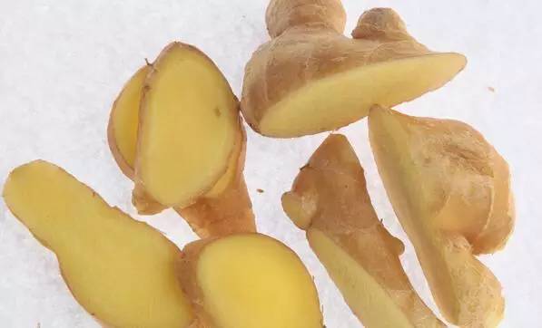 常州一媳妇把用剩的姜块埋在泥土里,一个月后奇迹发生了!