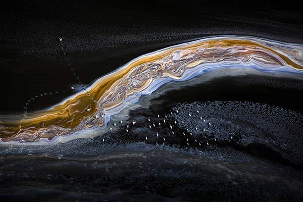 身价数十亿的他除了去无人区摄影，险些丧命，还用了6年时间和30多位石艺老匠人打造了一家不想挣钱的艺术馆