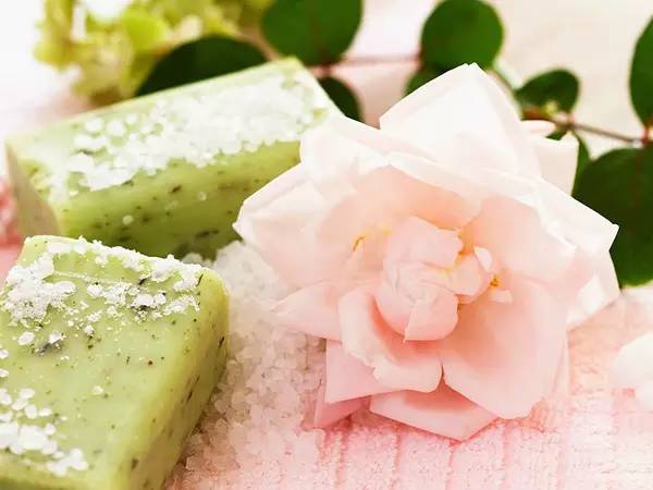 你洗澡用沐浴露还是香皂？医生说真相你一定猜不到！