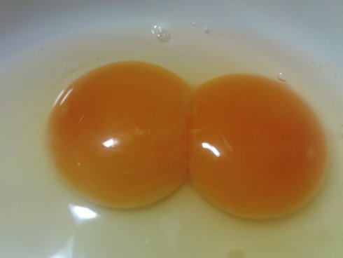 买鸡蛋打碎了什么征兆,鸡蛋生出来畸形的怎么回事