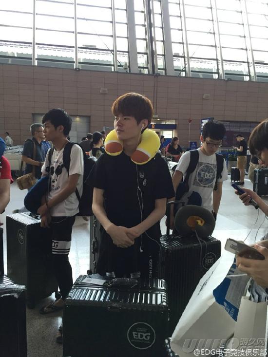 粉色的厂长太抢镜，EDG开启集训之旅
