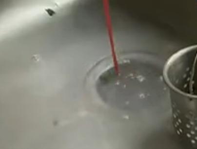 疏通下水道厨房水槽堵塞,自己在家洗菜盆下水管堵塞疏通