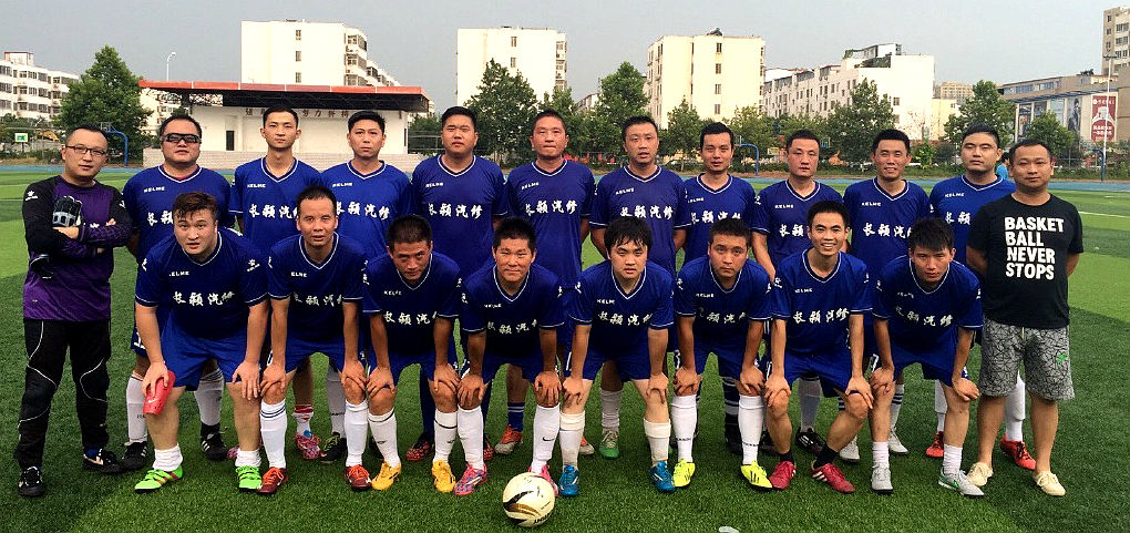 洛阳有这么一群汉子，人到中年还奔跑在绿茵草场上！