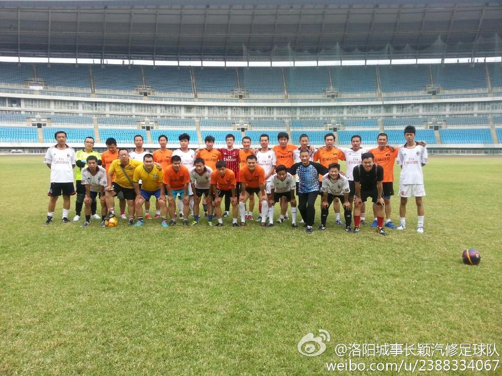 洛阳有这么一群汉子，人到中年还奔跑在绿茵草场上！