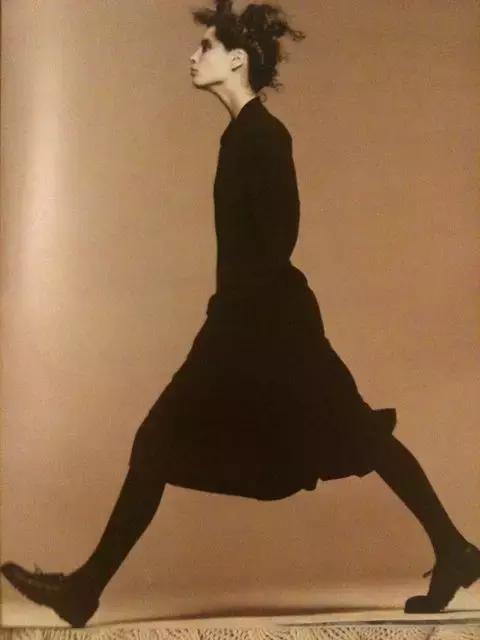 时日谈丨不仅仅是小红心川久保玲的解构主义风格探析