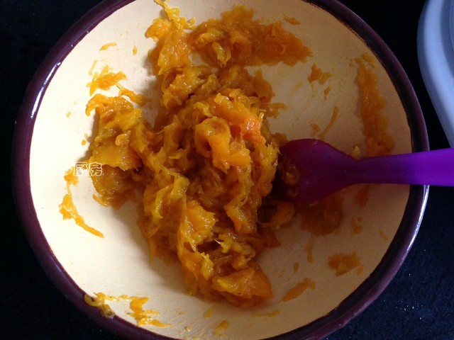 这个蛋糕不用油,选用健康食材,营养丰富老少皆宜,外面买不到的