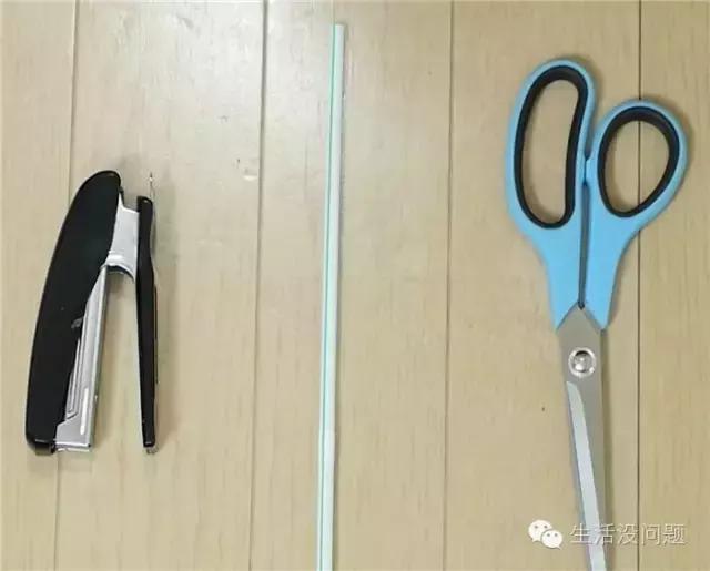 衣服绳子抽出来了怎么穿回去,衣服的松紧绳怎么穿进去的