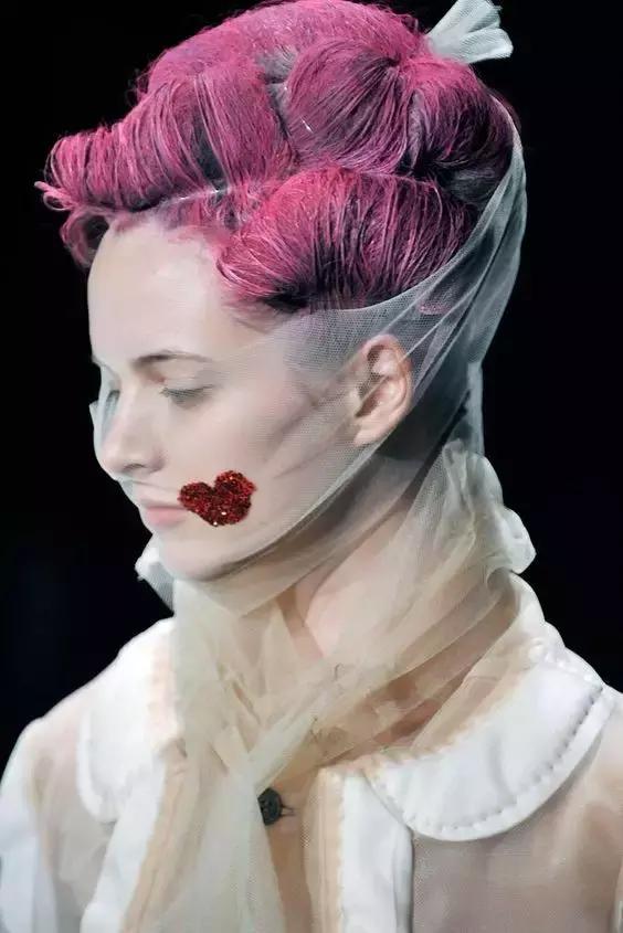 时日谈丨不仅仅是小红心川久保玲的解构主义风格探析