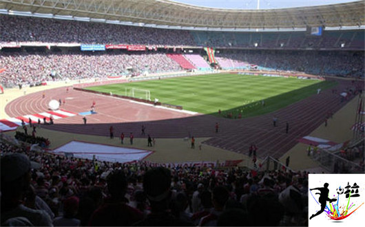 非洲足球场一览,看后很纳闷儿,人家怎么能出球星呢