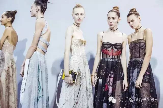 手拿包女推荐真皮徽章款,新款女士手拿包百搭大容量