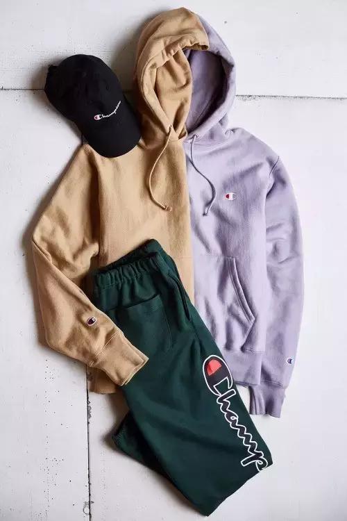 穿了一件特别新的卫衣,穿了一件很喜欢的卫衣